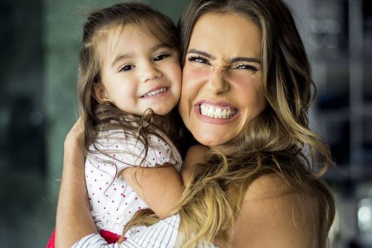 Deborah Secco revela que teve depressão durante a gravidez de Maria Flor