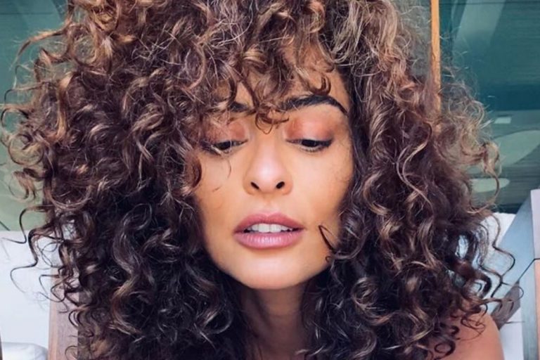 Juliana Paes quase mostra demais ao abusar da sensualidade em foto