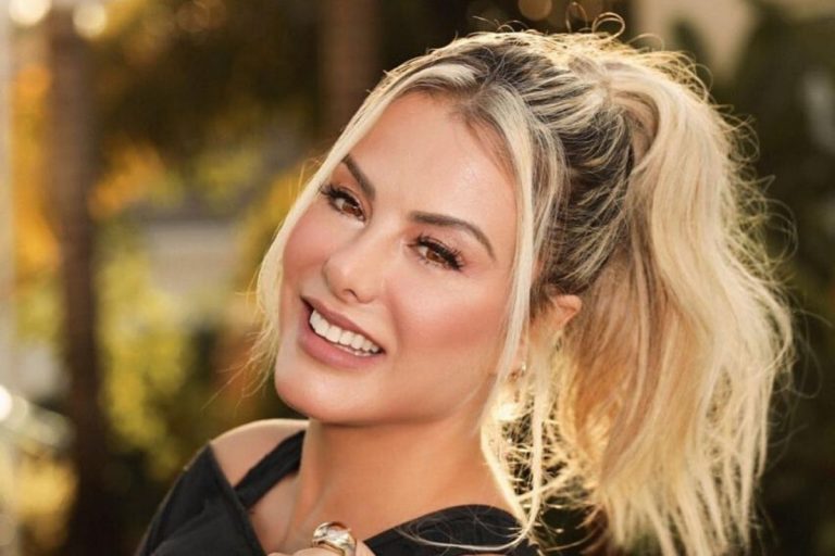 Esposa de Leonardo surge de top e decote generoso rouba a atenção