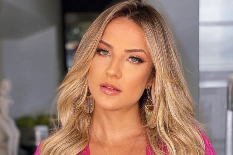 Gabi Martins ousa em foto com decote generoso e quase mostra demais