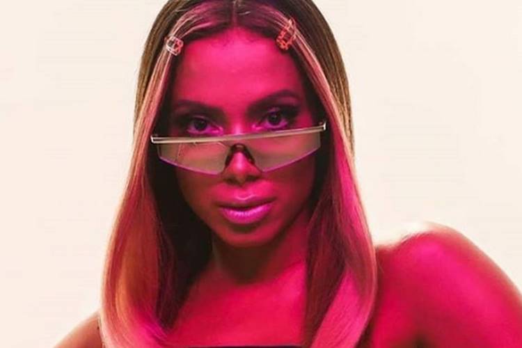 Anitta rebate graves acusações sobre ‘fake news’ envolvendo diagnóstico de trombose