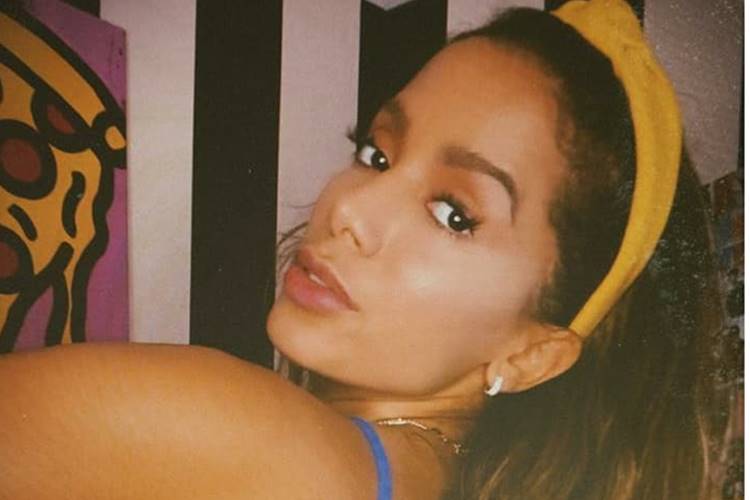 Anitta mostra fotos sensuais e recebe declaração do namorado