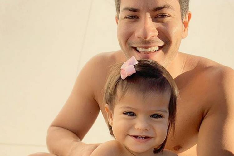 Arthur Aguiar lamenta distância da filha, Sophia, após separação de Mayra Cardi
