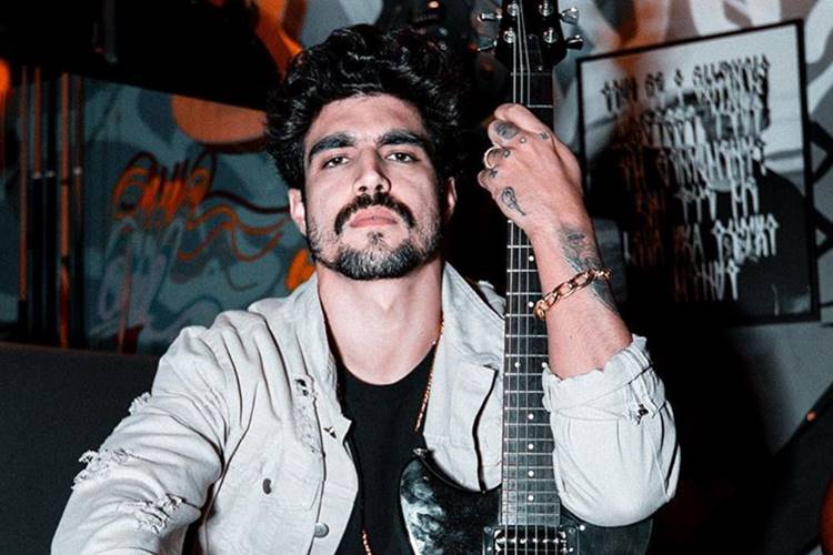 Caio Castro deixa fãs babando ao exibir visual novo