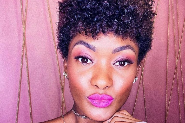 Erika Januza fala sobre transição capilar: “Libertação”