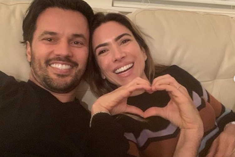 Em clima de romance, Patrícia Abravanel surge aos beijos com o marido Em clima de romance, Patrícia Abravanel surge aos beijos com o marido