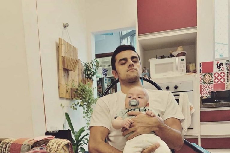 Felipe Simas posta foto fofa de Vicente aos 3 meses