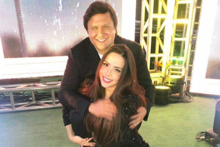 Sertanejo Giovani se empolga e beija a esposa durante live