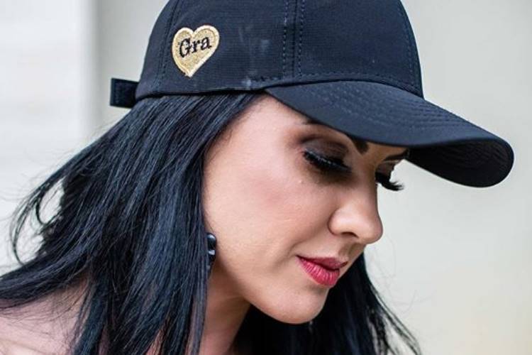 Graciele Lacerda esbanja ousadia apenas de biquíni na piscina e rende cantadas: “Zezé abençoado”