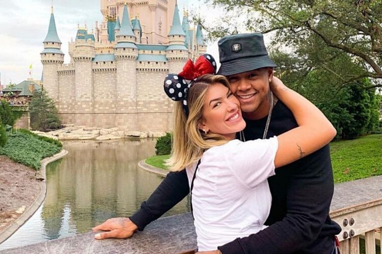 Leo Santana faz análise sobre críticas pelo relacionamento com Lore Improta