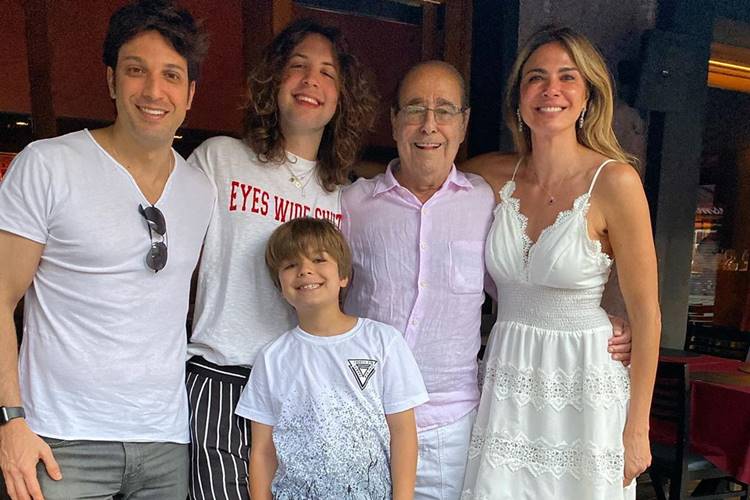 Luciana Gimenez surge em foto com a família e faz revelação