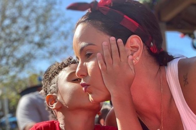 Luciele Di Camargo e filho reprodução Instagram