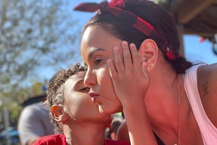 Luciele Di Camargo mostra como arrancou o primeiro dente de leite do filho