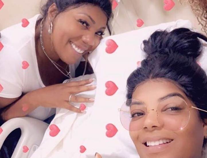 Ludmilla surpreende mãe enrolada em toalha de banho em comemoração de aniversário