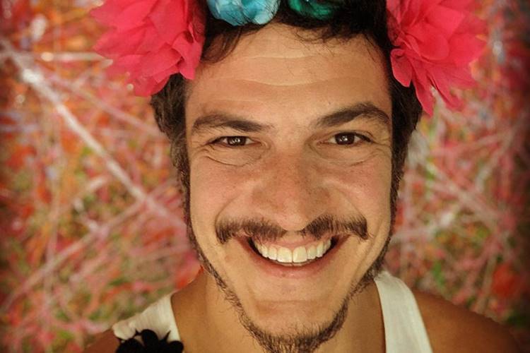 Mateus Solano relembra ensinamentos da infância: “Sempre fui educado”