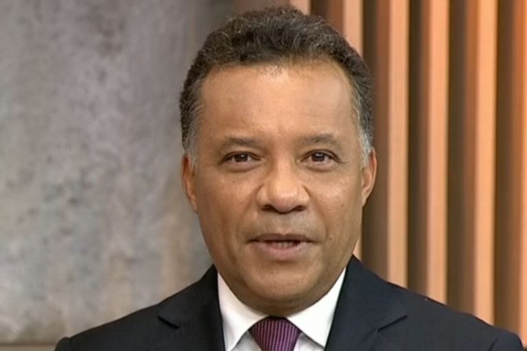 Heraldo Pereira se emociona ao falar sobre o racismo