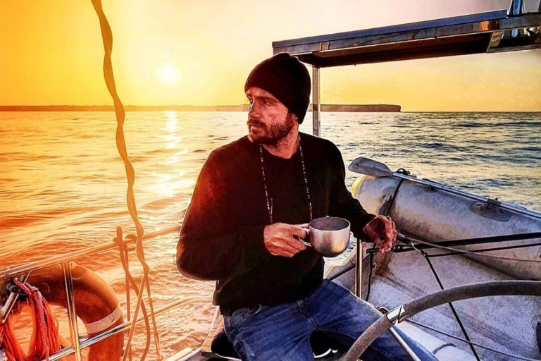 Ator faz reflexão após largar carrreira na TV Globo para velejar o mundo