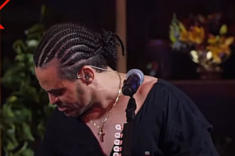 Sertanejo Eduardo Costa radicaliza e surge com o cabelo raspado