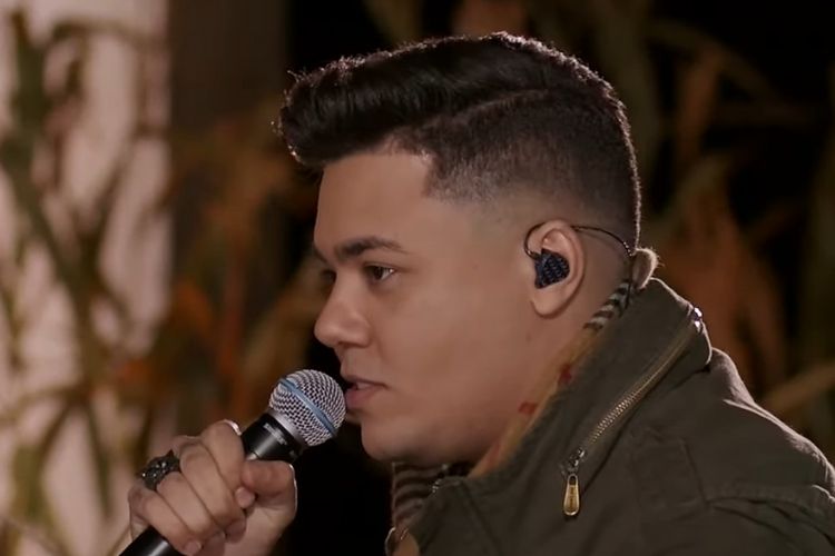O cantor sertanejo Felipe Araújo, durante a live - Reprodução: YouTube (Captura: Área VIP)