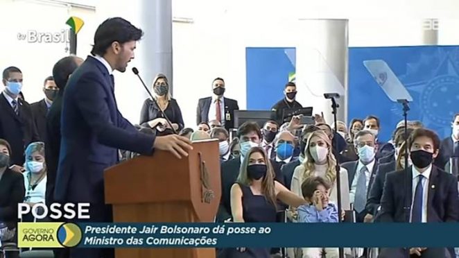 Patricia Abravanel com o filho Pedro na Posse de Fabio Faria (Reprodução/TV Brasil)