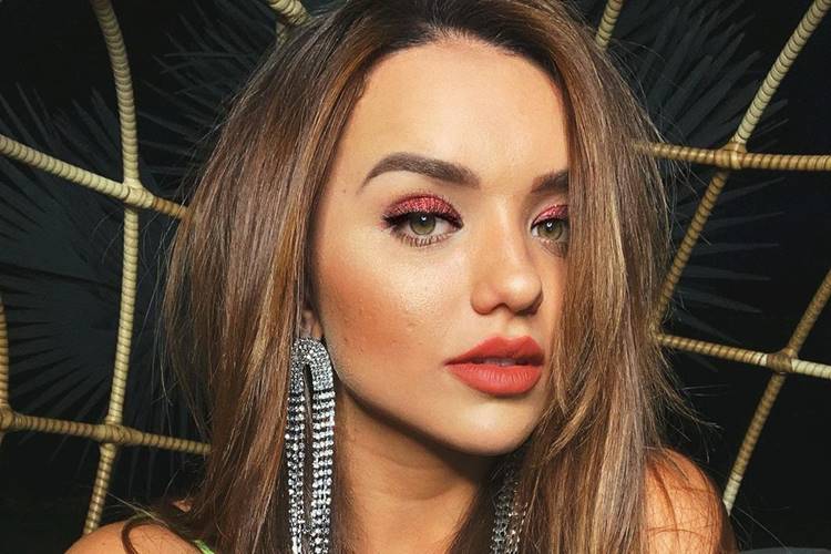 Rafa Kalimann dá festa em casa e divide opiniões