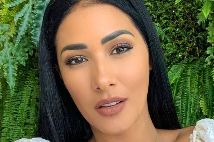 Sertaneja Simaria faz pose ousada sob uso de camisão e quase mostra demais