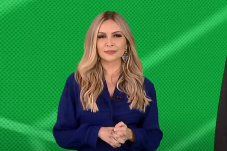 Thalita Oliveira se emociona ao vivo com despedida do ‘Domingo Espetacular’