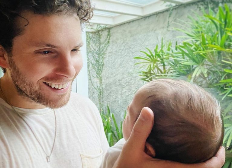 Thiago Fragoso se derrete com o filho caçula nas redes sociais: ‘Babando’