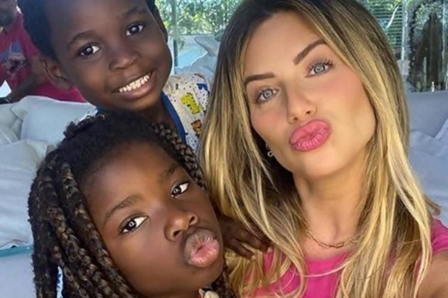 Titi, Bless e Giovanna Ewbank Giovanna Ewbank publica foto de Titi e Bless fantasiados e internautas se derretemGiovanna Ewbank com os filhos Titi e Bless (Foto: Reprodução/ Instagram @gioewbank)