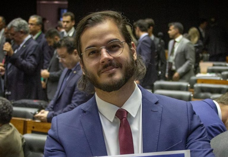 Namorado de Fátima Bernardes alfineta Bolsonaro com resultado de pesquisa