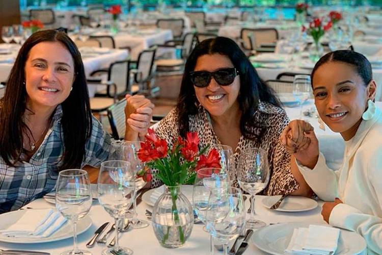 Regina Casé lamenta saudades do elenco de ‘Amor de Mãe’