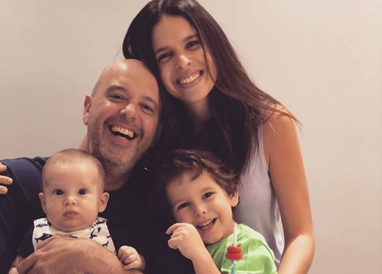 Ao lado da família, Alex Escobar comemora 4 meses do filho caçula