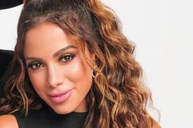 Anitta adota novo cachorro e surpreende ao escolher nome