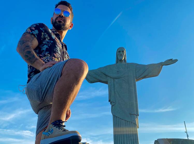 Em véspera de live no Cristo Redentor, Dennis DJ faz tatuagem do ponto turístico carioca