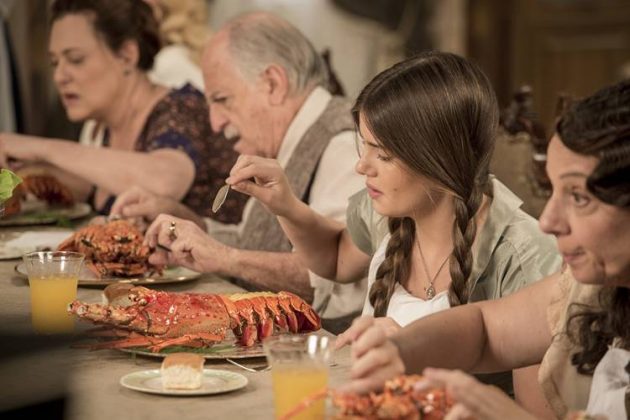 Êta Mundo Bom - Os Caipiras olham as lagostas e não conseguem comer (Globo/João Cotta)