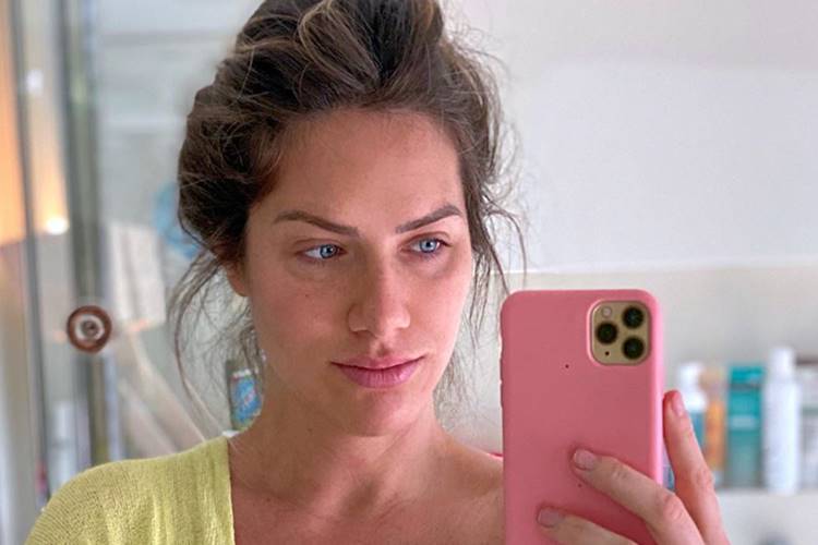Giovanna Ewbank surge com olheiras após nascimento do filho e brinca: "Relacionamento sério"