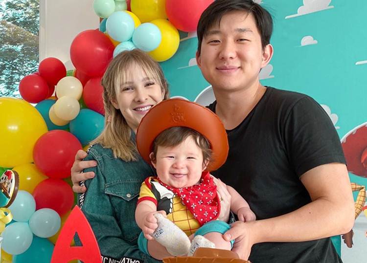 Ao lado de Pyong e Sammy, Jake encanta seguidores na comemoração de 5 meses