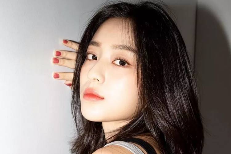 Famosa cantora de 21 anos tenta cometer suicídio e é salva por policial