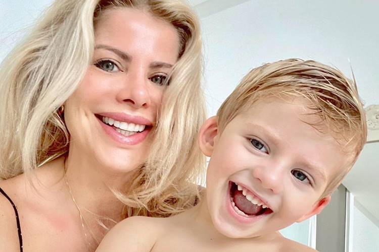 Karina Bacchi encanta ao mostrar foto antiga do filho; confira