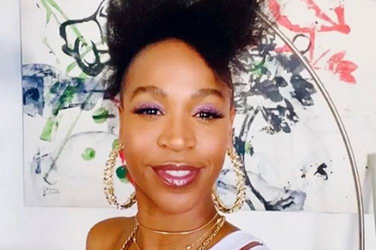 Estilosa, Karol Conka diz se produzir mesmo para ficar em casa