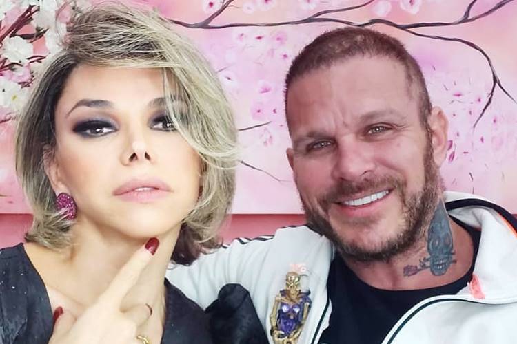Léo Áquilla diz ter nojo de beijar na boca; marido da apresentadora comenta sobre o assunto