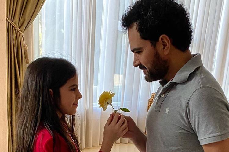 Luciano Camargo posa com a filha e revela hábito íntimo