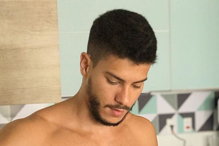 Após ano polêmico, Arthur Aguiar pede perdão a família e a Mayra Cardi - Reprodução: Instagram