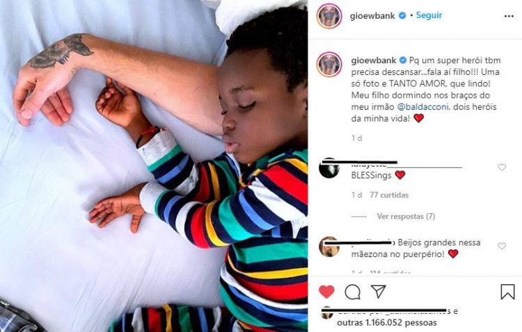 Giovanna Ewbank flagra o filho, Bless, em momento raro
