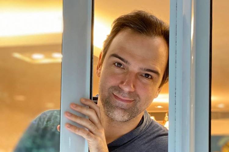 Tadeu Schmidt se declara à funcionária da casa onde mora: “Que alegria te receber”