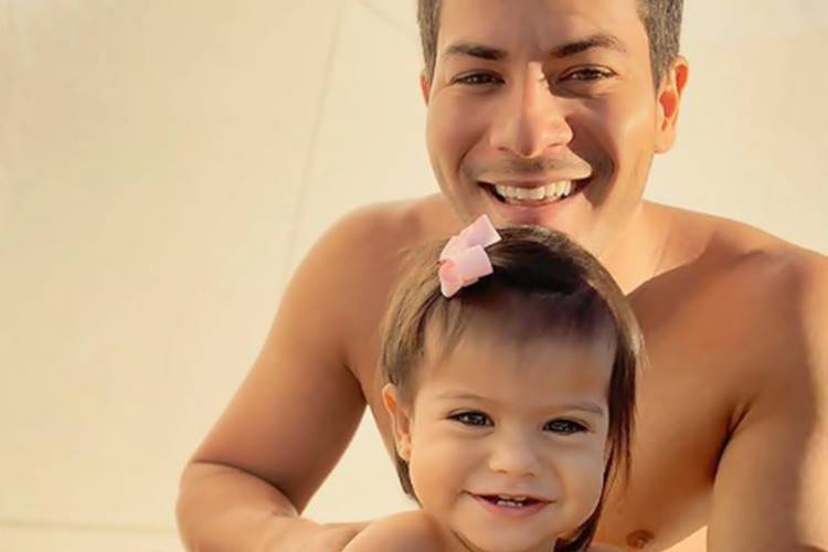 Em meio à polêmica com Mayra Cardi, Arthur Aguiar passa Dia dos Pais com filha - Foto: Reprodução/Instagram@arthuraguiar