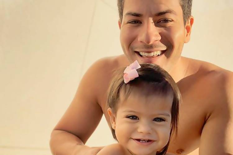 Athur Aguiar e filha Em meio à polêmica com Mayra Cardi, Arthur Aguiar passa Dia dos Pais com filha - Foto: Reprodução/Instagram@arthuraguiar