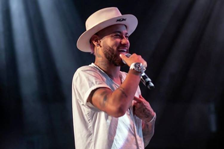 Neymar comemora título cantando que precisa de namorada