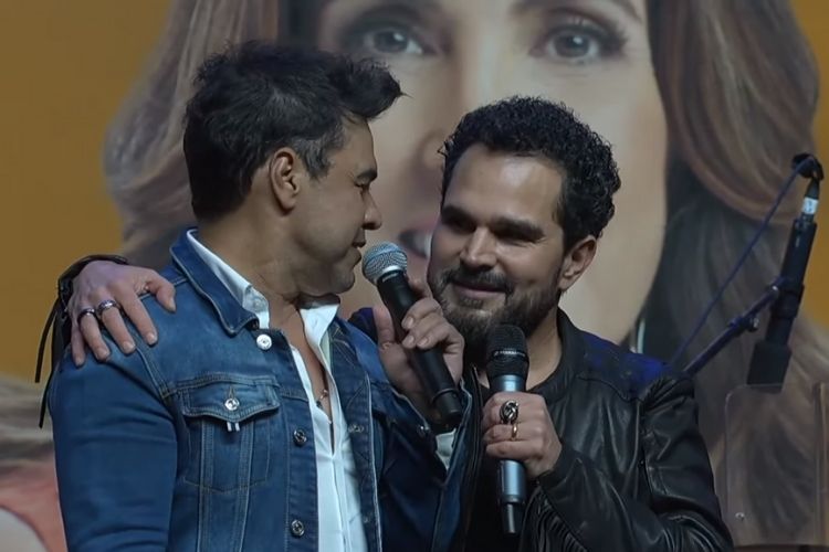 Zezé e Luciano com Fátima Bernardes ao fundo - Reprodução: YouTube