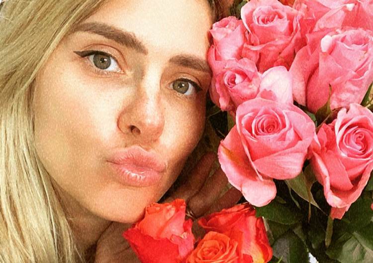 No dia do aniversário, Carolina Dieckmann surge cercada de flores e ganha homenagens de amigas